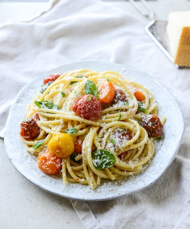 roasted garlic butter bucatini with burst tomatoes I howsweeteats.com