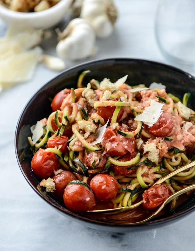 zucchini noodles with garlic tomato cream sauce + breadcrumbs I howsweeteats.com