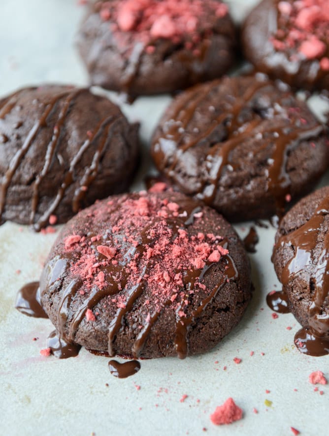 double chocolate chunk raspberry stuffed cookies by @howsweeteats I howsweeteats.com