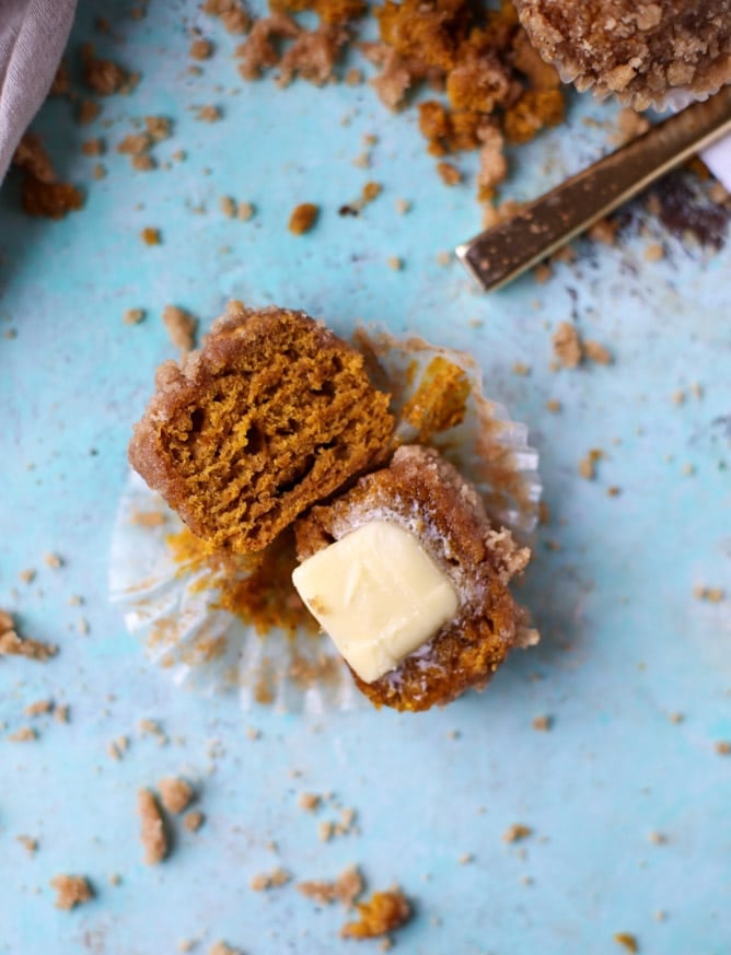 pumpkin chai crumble muffins I howsweeteats.com
