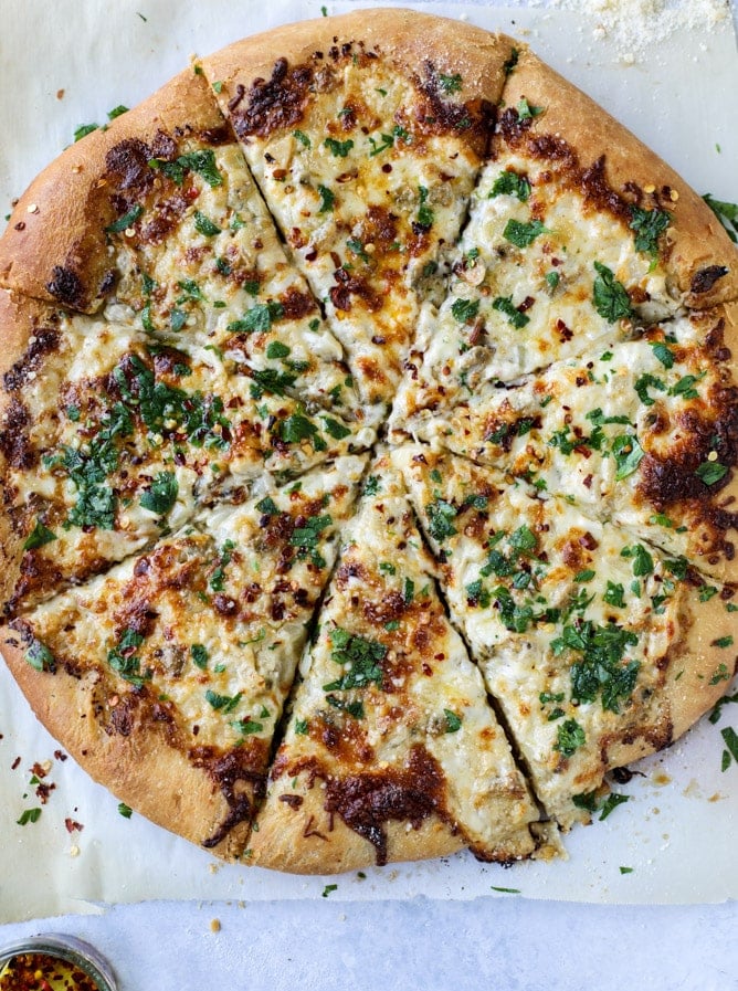 white clam sauce pizza I howsweeteats.com 