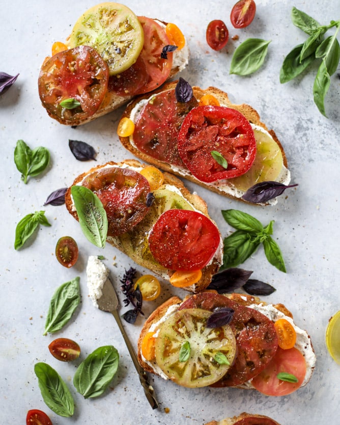 heirloom tomato garlic toast with basil whipped feta I howsweeteats.com