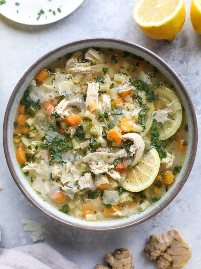 easy lemon chicken soup I howsweeteats.com #soup #chicken #chickennoodlesoup #lemon #recipes #healthy
