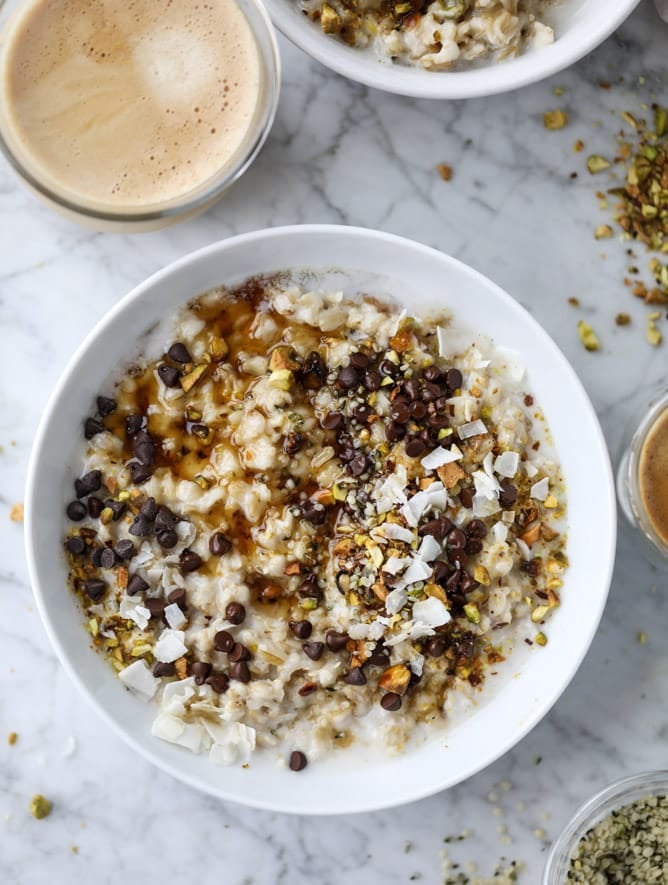 pistachio oatmeal with coconut I howsweeteats.com #oatmeal #pistachio #coconut #chocolate #breakfast