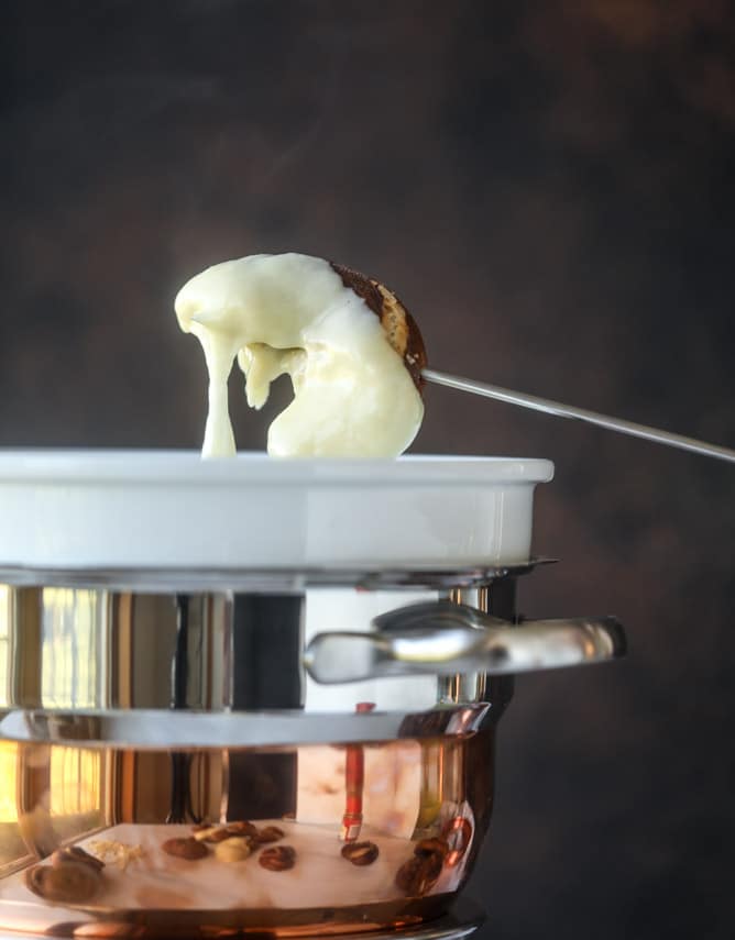 guinness soft pretzels with irish cheddar fondue I howsweeteats.com #softpretzels #fondue #irishcheddar #saintpatricksday #stpatricksday