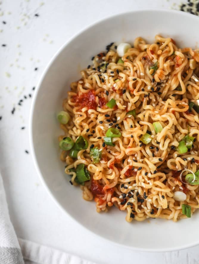 15 minute sesame ramen noodles I howsweeteats.com #ramen #ramennoodles #sesamenoodles #easy #recipes