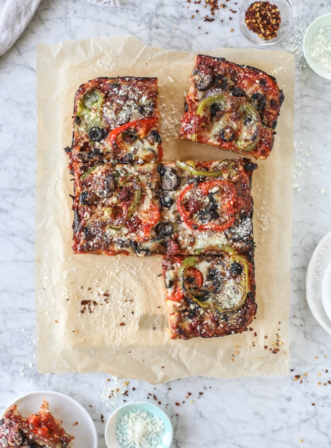 veggie supreme detroit style pizza I howsweeteats.com #detroitstyle #pizza #pizzasupreme #veggiepizza #vegetarian 