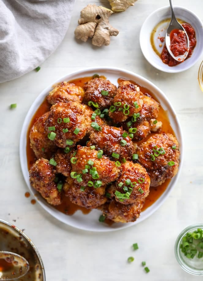 sweet and spicy roasted cauliflower I howsweeteats.com #cauliflower #crispy #roasted #sweet #spicy