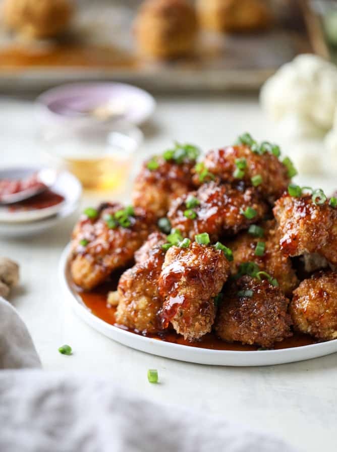 sweet and spicy roasted cauliflower I howsweeteats.com #cauliflower #crispy #roasted #sweet #spicy