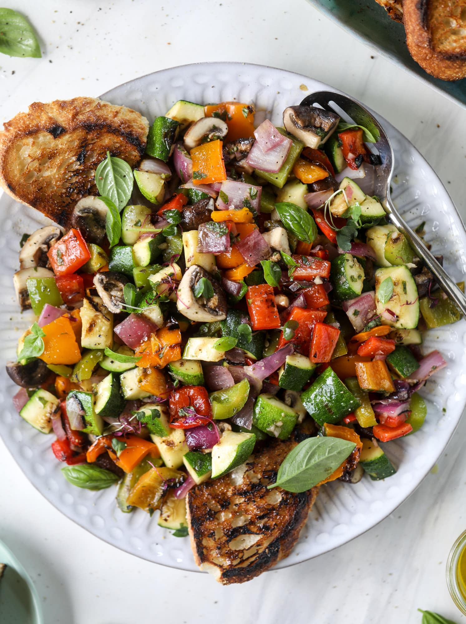 These are the best grilled vegetables ever! You grill your veggies and chop them into the perfect bite, then drizzle them with a fabulous fresh basil vinaigrette. Delish! It doesn't end there; serve these with grilled garlic toast and everyone will freak! I howsweeteats.com #best #grilled #vegetables #veggies #basil #bread