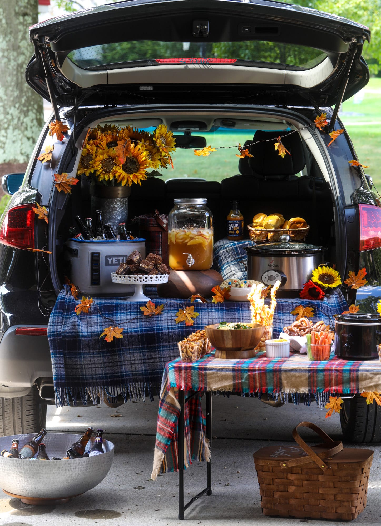 These are the best tailgating recipes right here! This tailgating menu contains some of the most popular recipes that are easily made ahead of time and taste delicious. Huge crowd pleasers for football season! I howsweeteats.com #tailgating #football #season #recipes #party #food