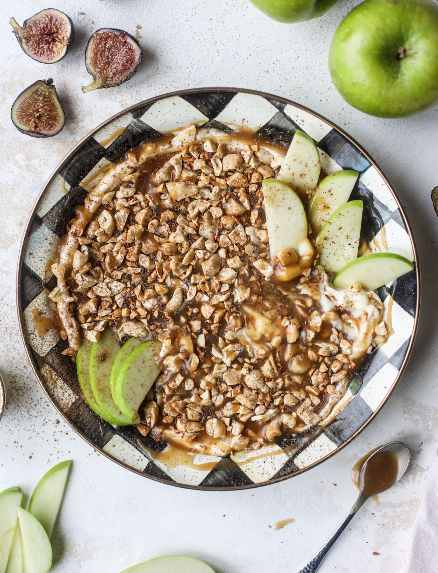 This caramel apple dip is my take on the old-school cream cheese based dip that is super delicious! Here, we have a mascarpone base with a bourbon caramel sauce, topped with roasted chopped cashews. Just add apples! I howsweeteats.com #caramel #apple #dip #appetizer #snack
