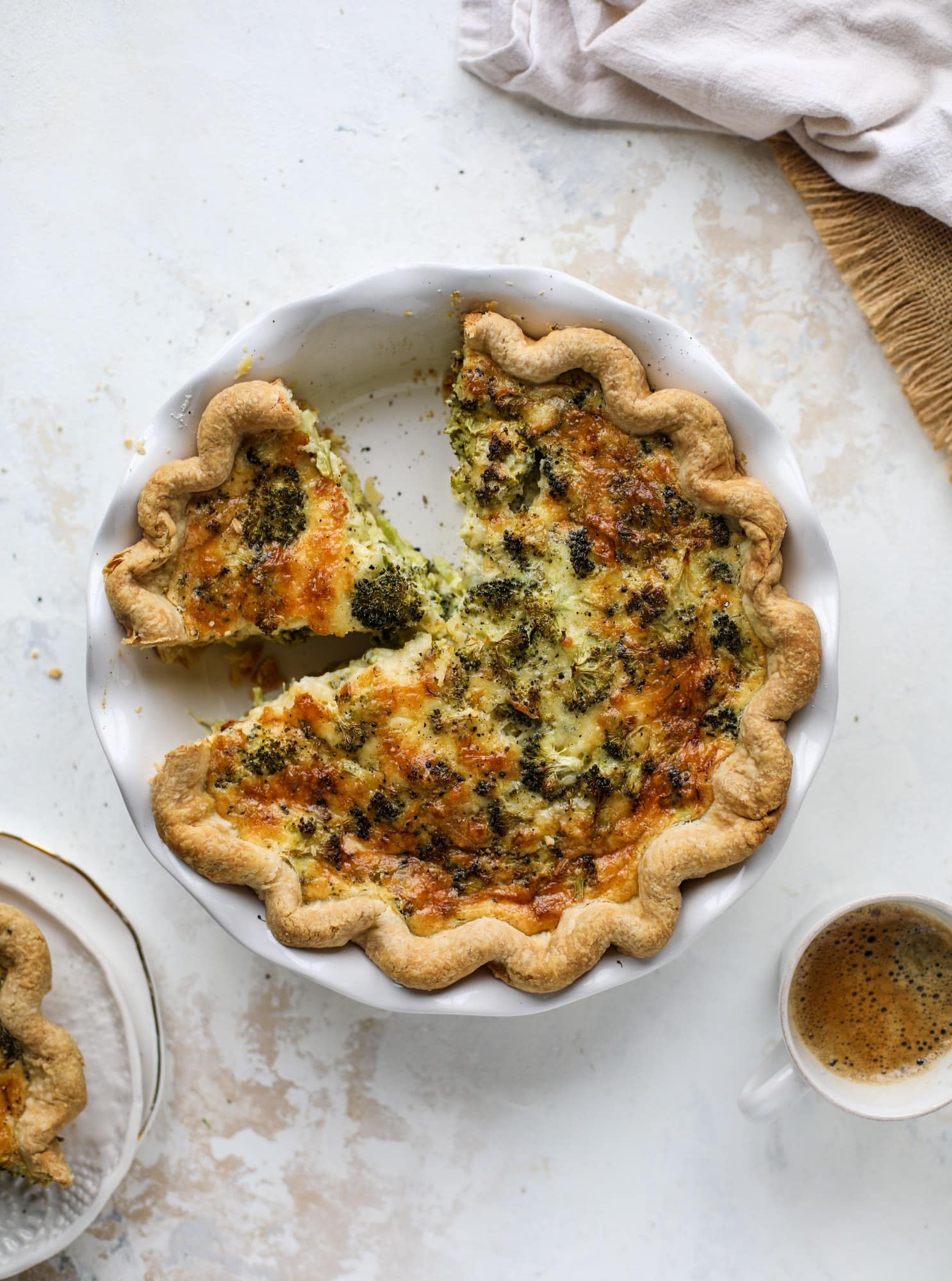 This broccoli cheese quiche is absolutely perfect for brunch, lunch or even dinner! It's delicious served warm or cold, perfect paired with a greens salad and is a recipe that can be made ahead of time! I howsweeteats.com #broccolicheese #quiche