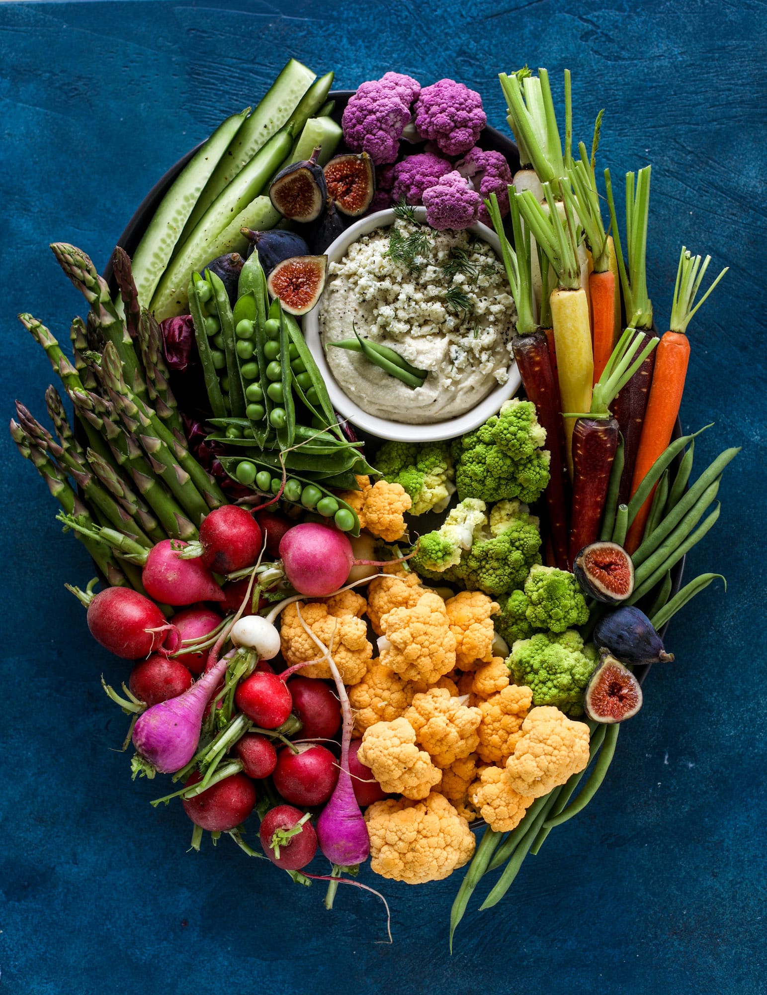 This creamy cashew blue cheese dip is a fantastic snack or appetizer! Grab some veggies, crackers and chips and get your dip on. I howsweeteats.com #bluecheese #dip