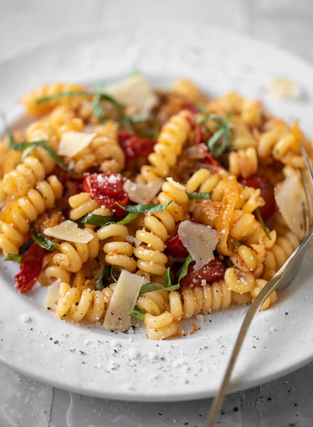 caramelized onion tomato pasta with basil and parmesan