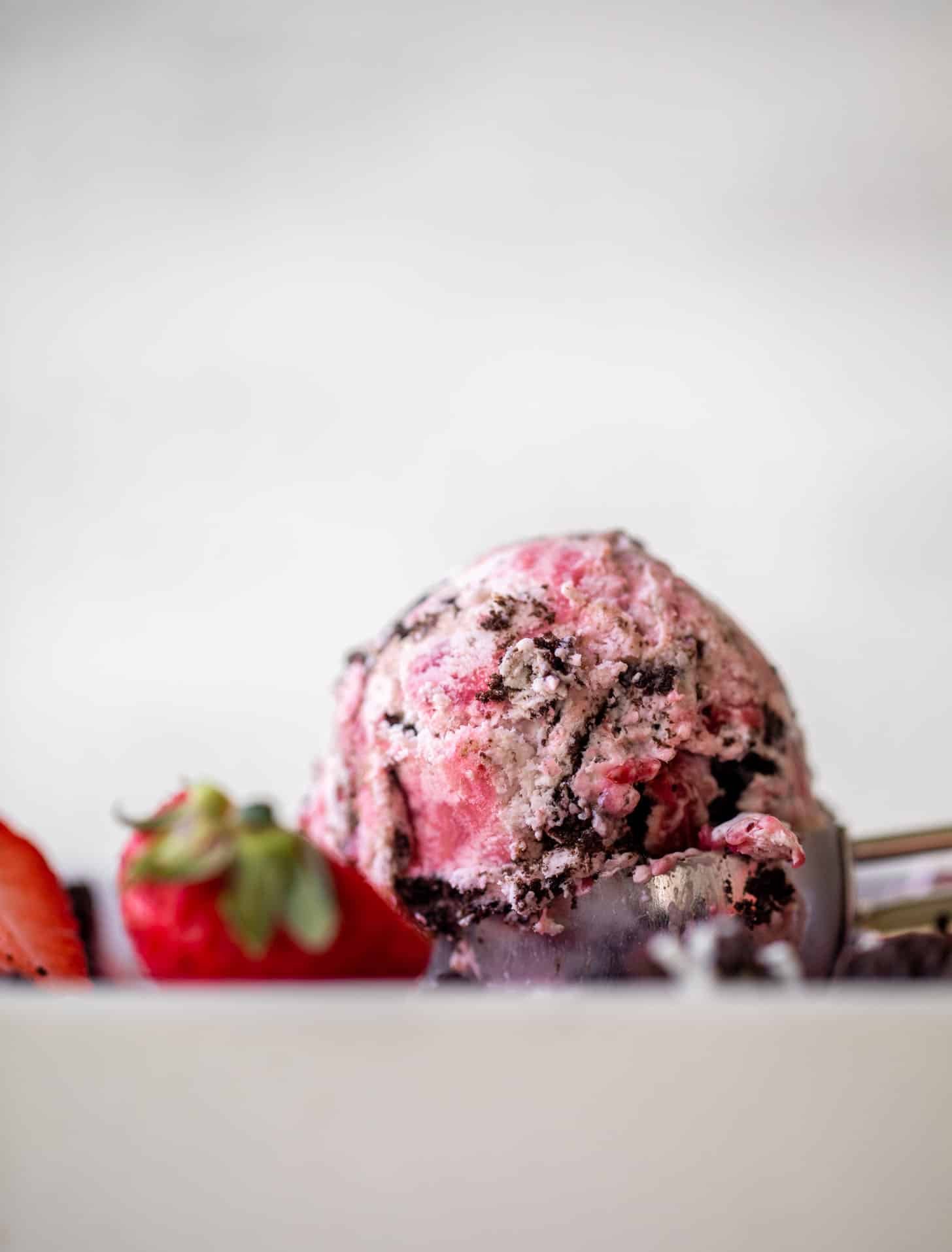 no churn strawberry oreo ice cream