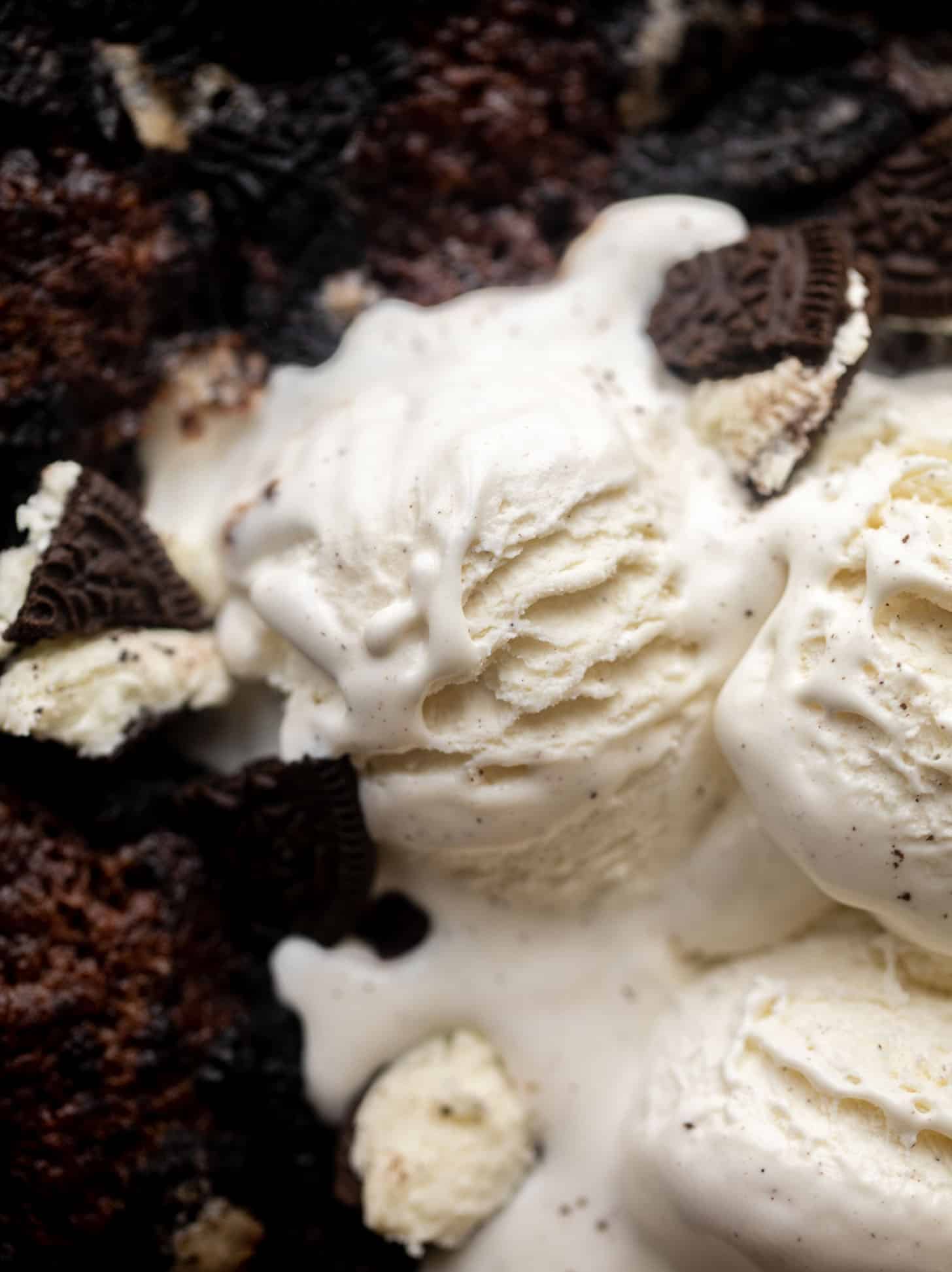 oreo chocolate cobbler with ice cream