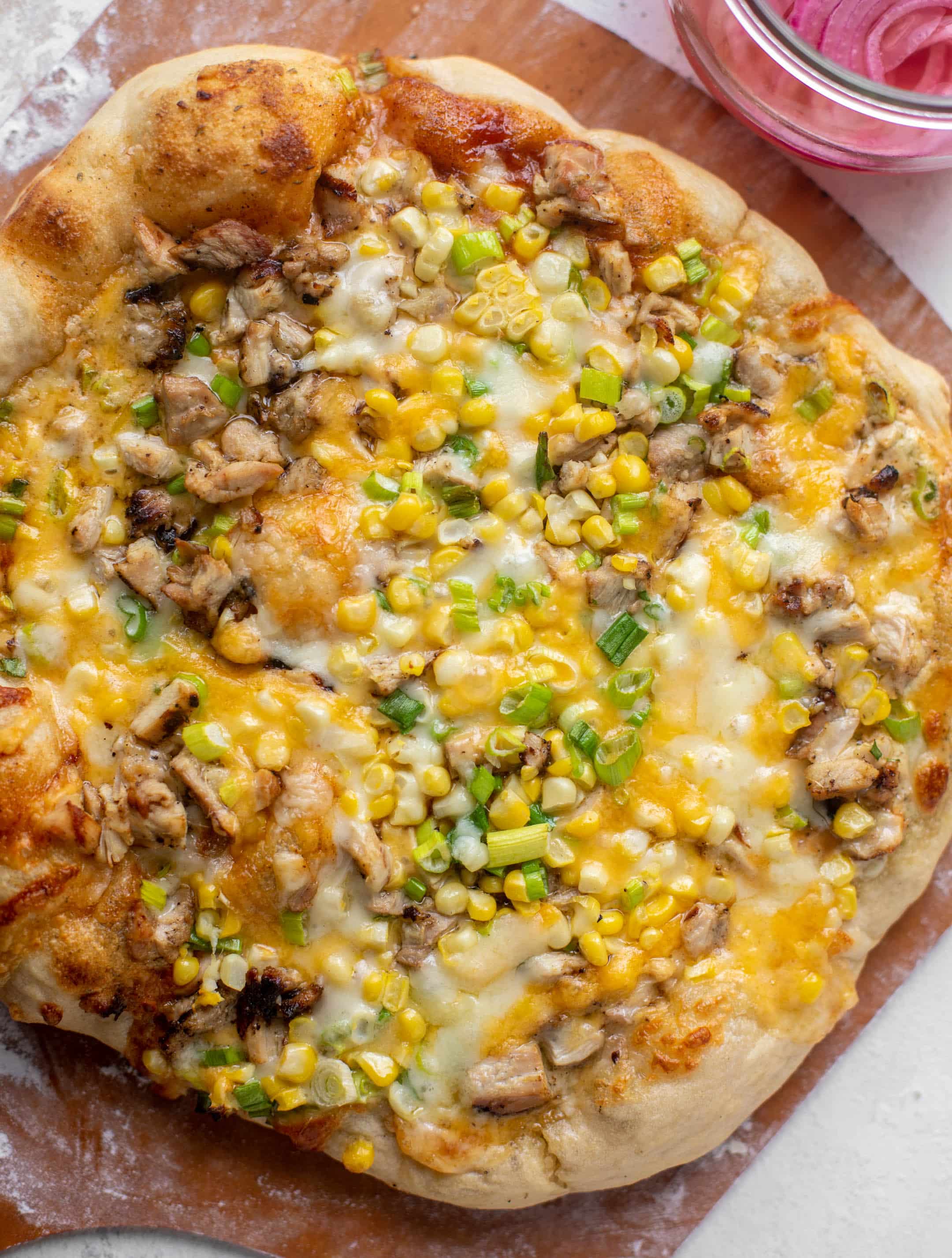grilled summer BBQ chicken pizza