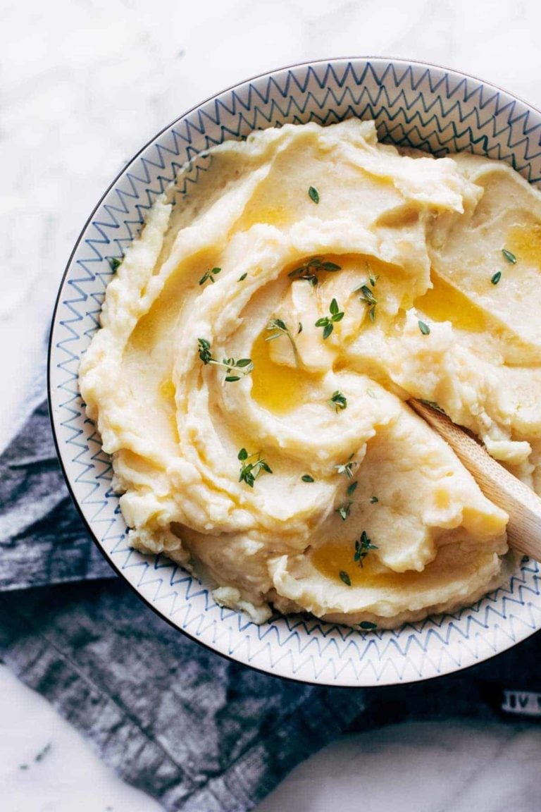 Mashed potatoes in a bowl.